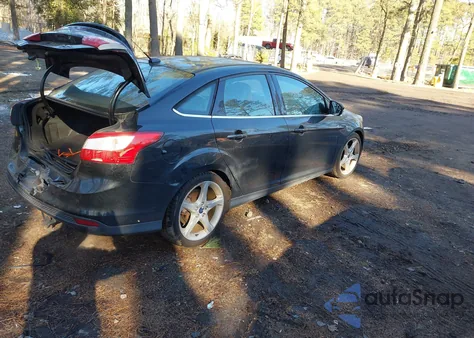 2014 Ford Focus Titanium z USA, uszkodzony, nr VIN 1FADP3J23EL166345